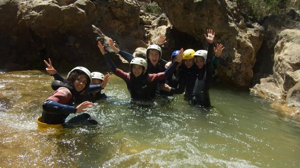 Niños haciendo barranquismo acuático 